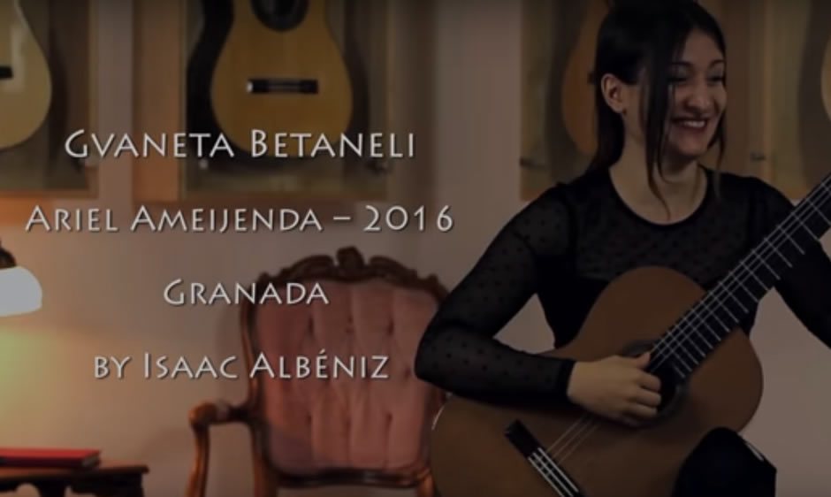 Gvaneta Betaneli tocando una guitarra Ameijenda