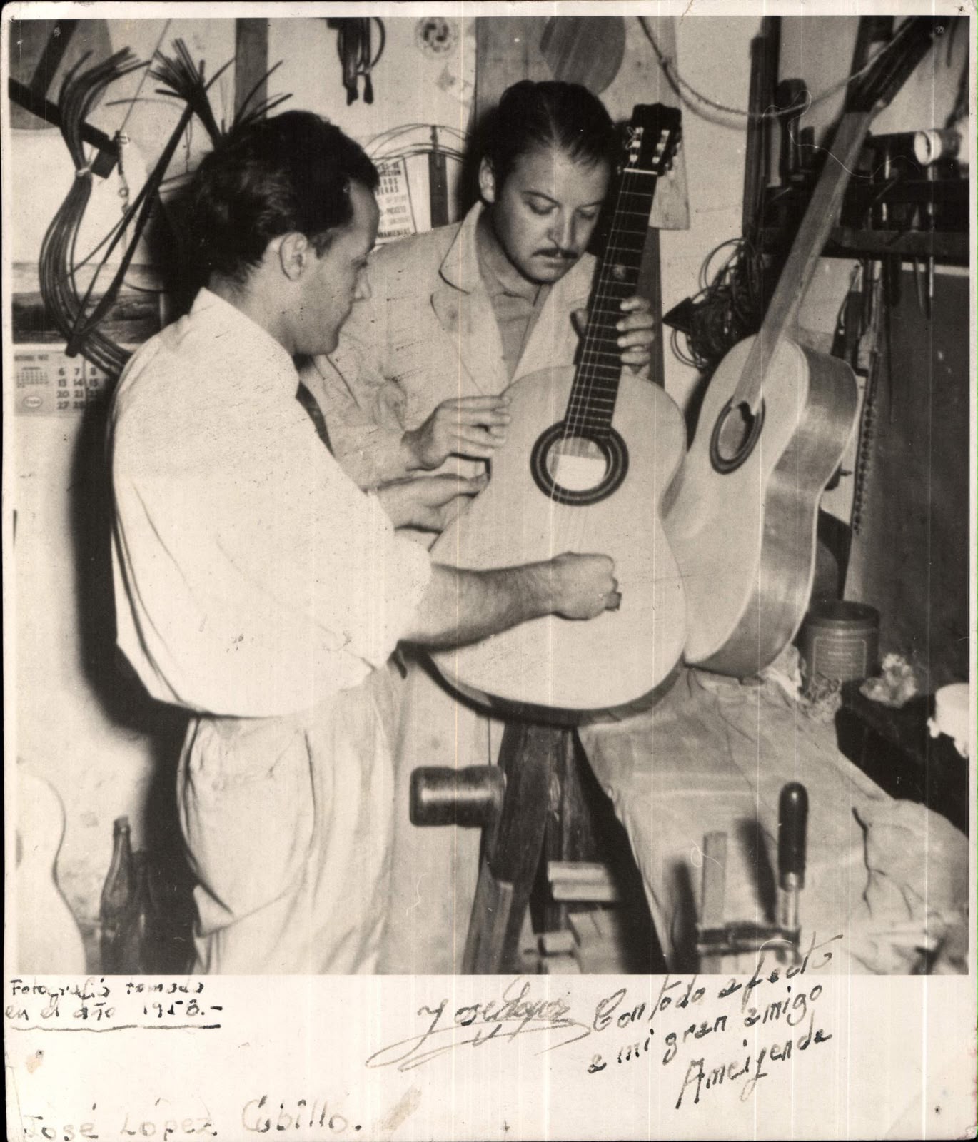 Manuel Ameijenda y José López Cubillo construyendo una guitarra en el taller de Montevideo, en 1958