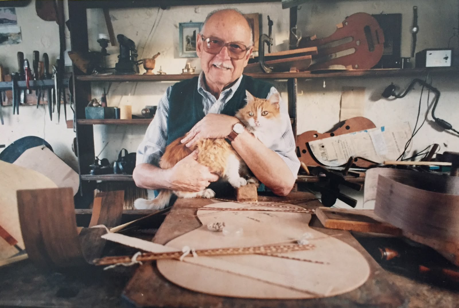 Manuel Ameijenda en su taller de Montevideo