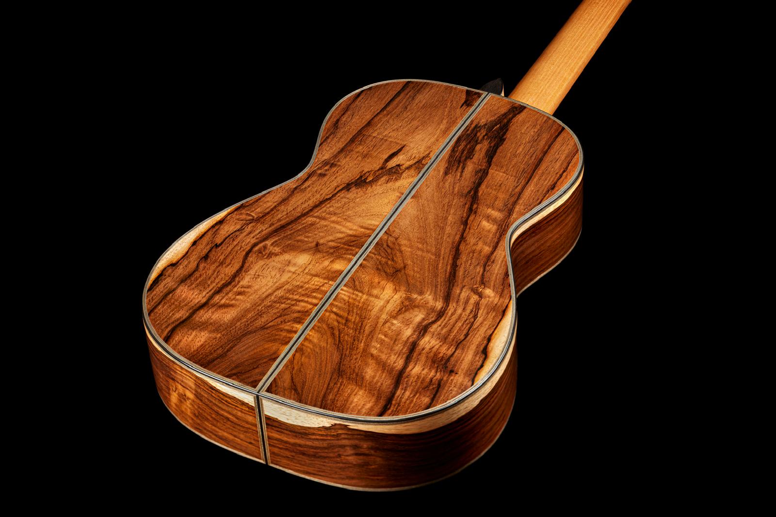 El fondo de una guitarra, con la veta al descubierto