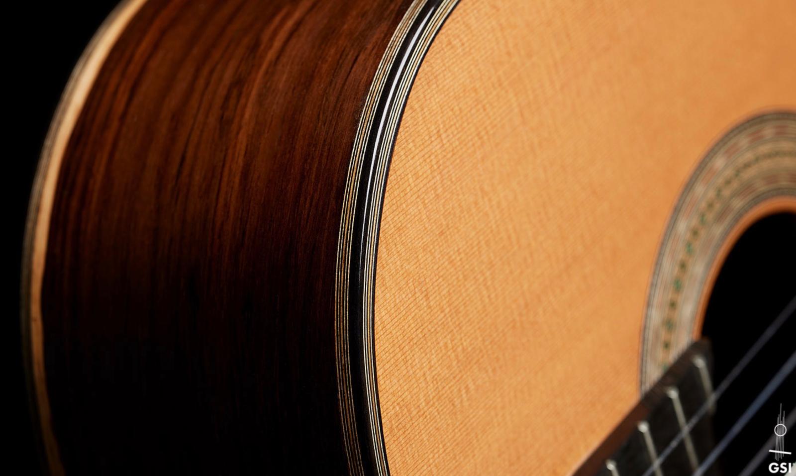 Guitarra con tapa de cedro rojo