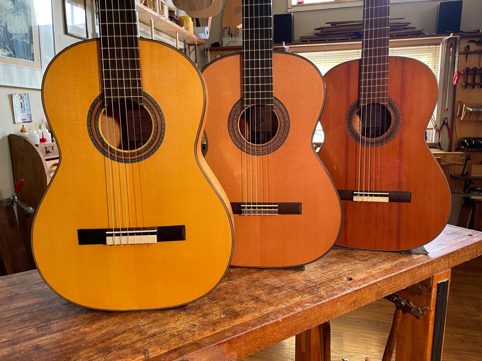 Tres guitarras de Ariel Ameijenda con tapas de abeto, cedro y alerce