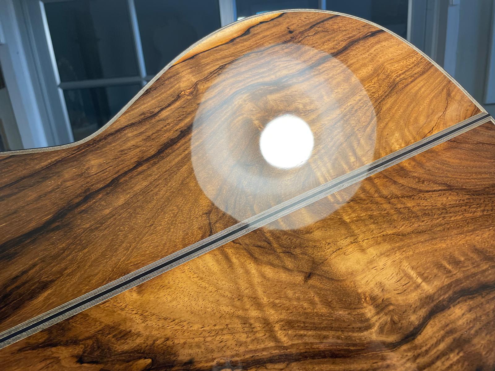 Fondo lustrado a muñeca: el reflejo de la luz sobre la madera