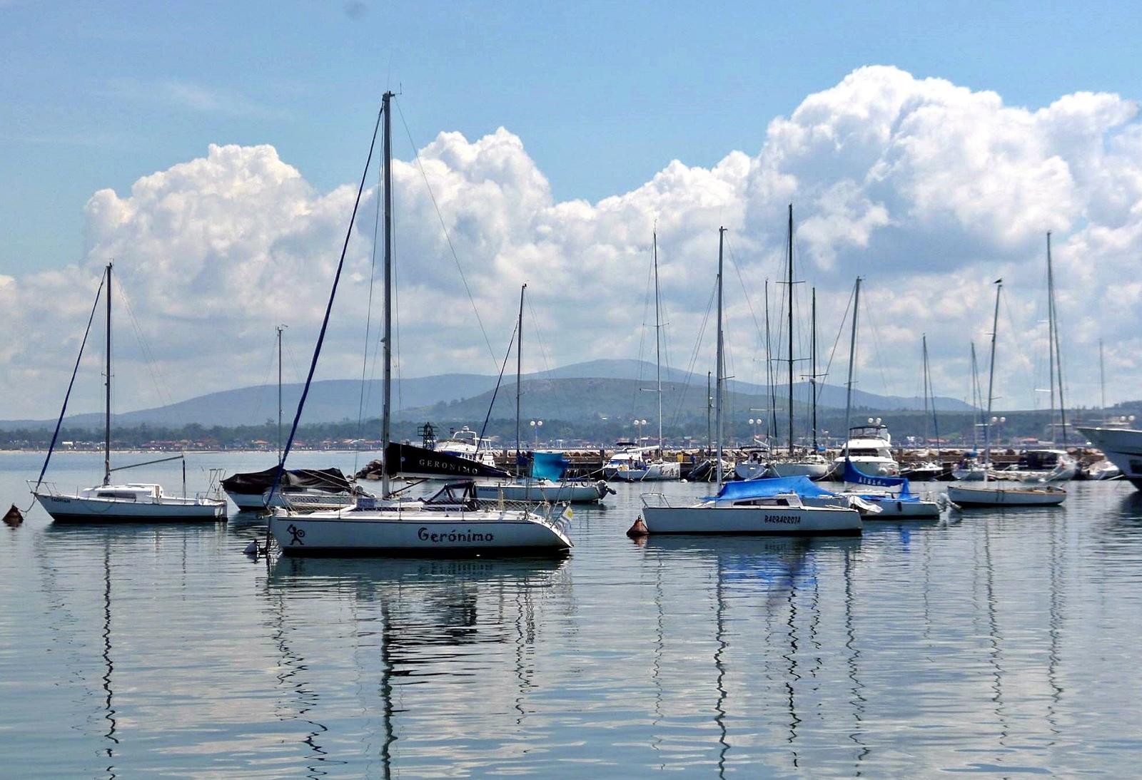 El puerto de Piriápolis, con el cerro de los Burros al fondo