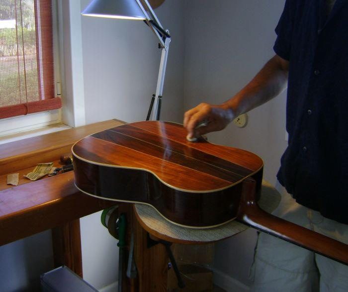 Pulido a muñeca de una guitarra
